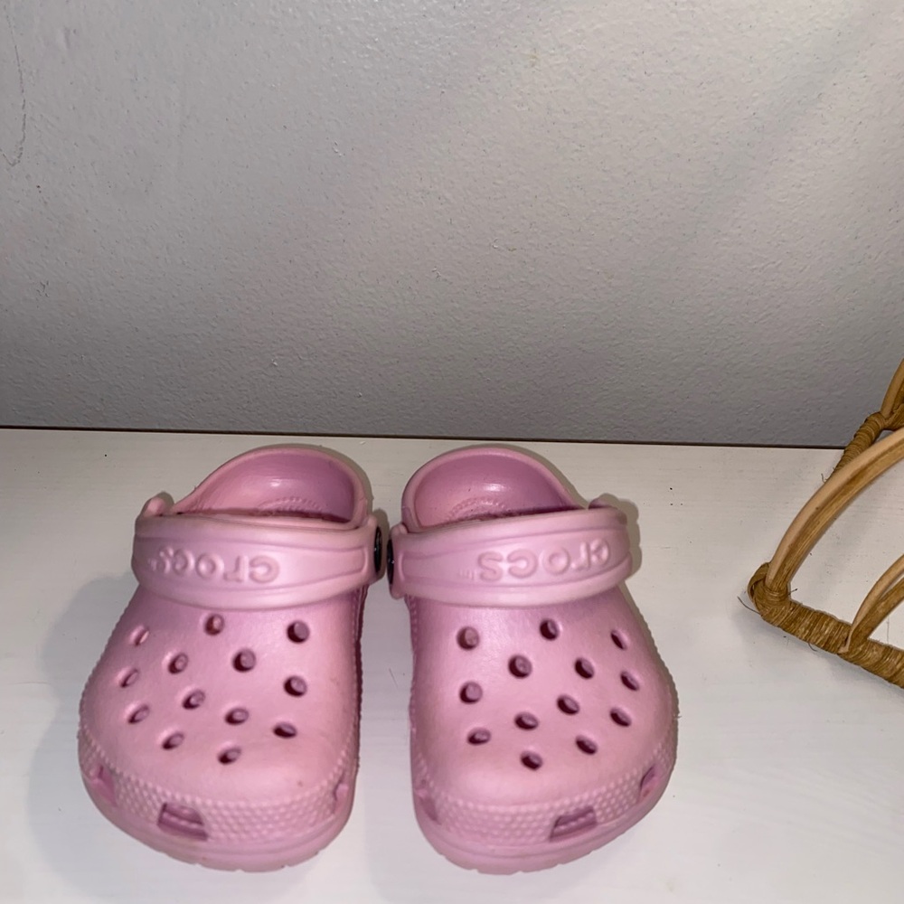 CROCS Pink Sandals with Ventilation and Textured Footbed